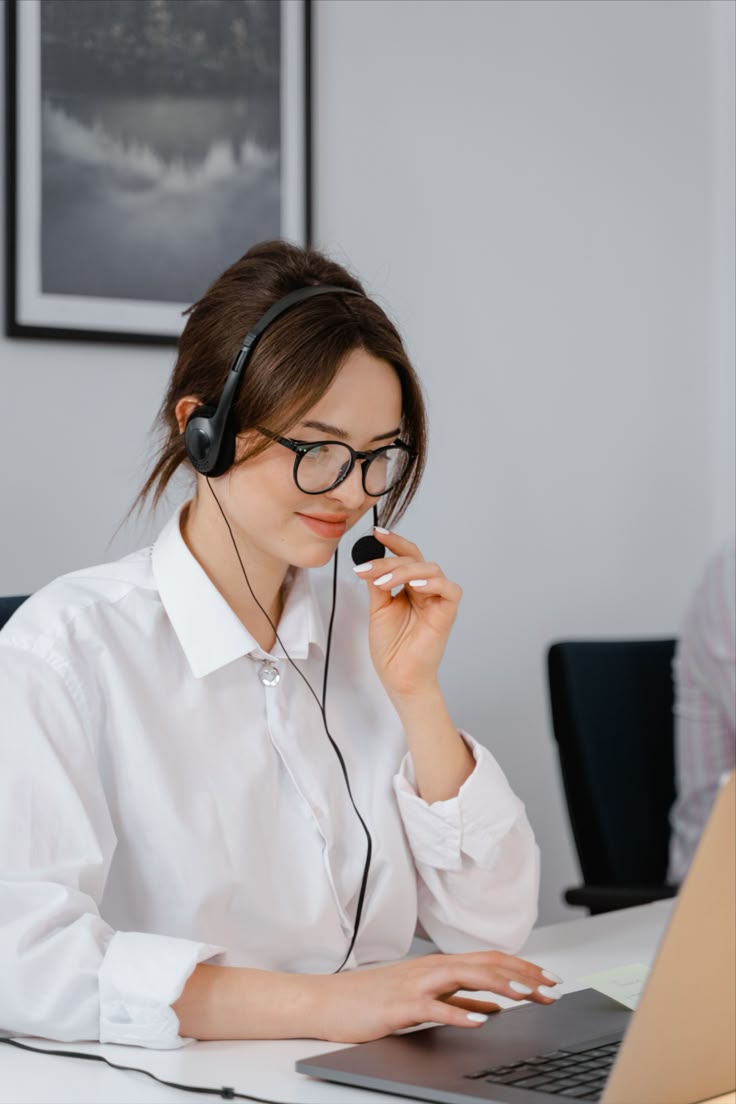 Une conseillère Traqéo répond à un client au téléphone